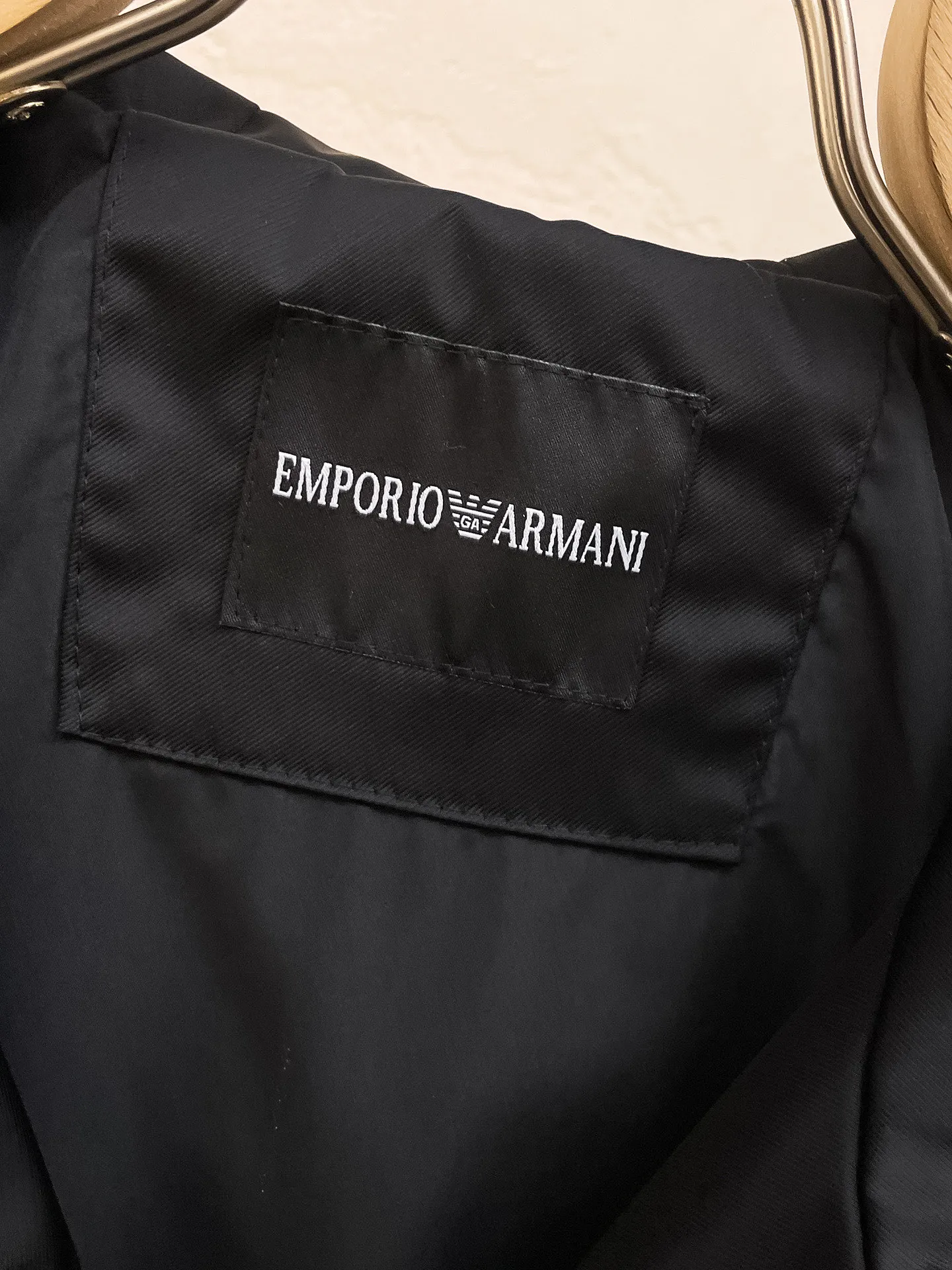 Armani official website Same Style, complete with three labels, on sale in advance. 2026 Autumn and Winter New Arrival men's jacket, Original with complete three labels, Premium version. Custom-made fabrics at the counter. Breathable, high comfort, impeccable details, brand element design concept, reflecting high quality. It feels delicate and soft, presents a casual cut, and has a great upper body shape. Sizes: M～3XL,